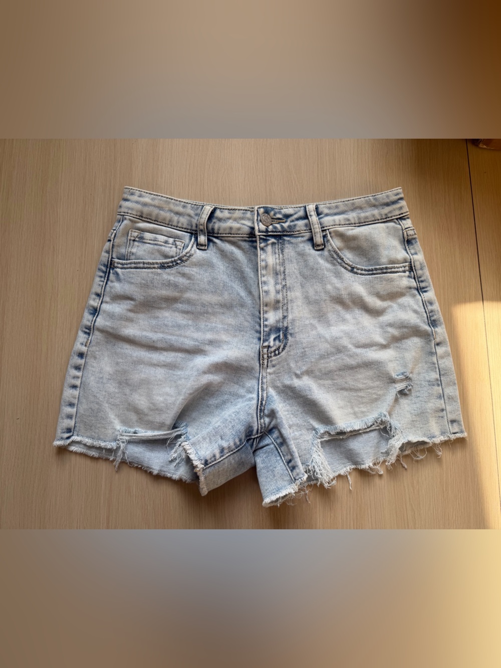Vervet Light Wash Distressed Jean Short Medium